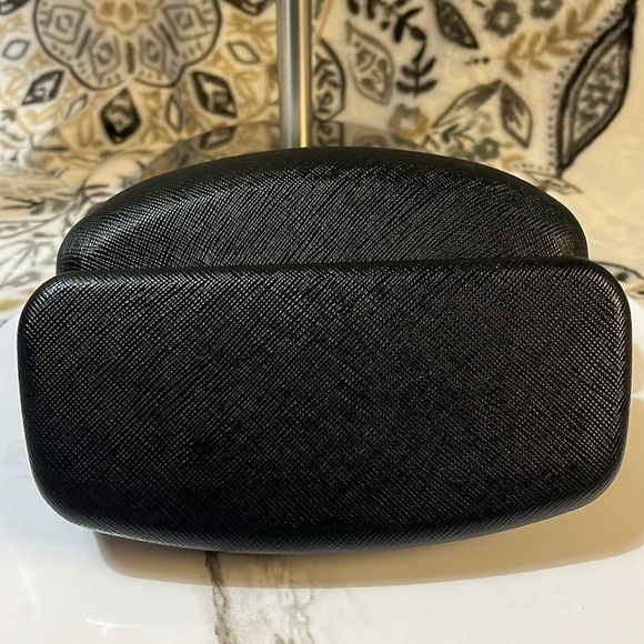 Salvatore Ferragamo Women’s Lg. Sunglasses Hard Shell Case, Black - Picture 7 of 8